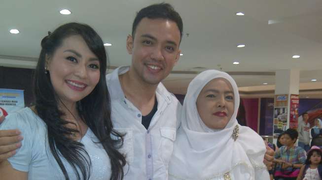 Diajak Sandy Tumiwa Masuk Islam, Tessa Kaunang Pilih Bercerai