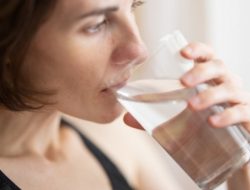 Amankah Ibu Hamil Konsumsi Air Minum Dalam Kemasan? Dokter Bilang Begini