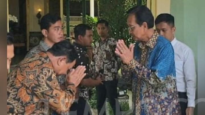 Saat Prabowo Hormat lalu Menunduk Kala Melakukan Pertemuan Raja Keraton Yogya